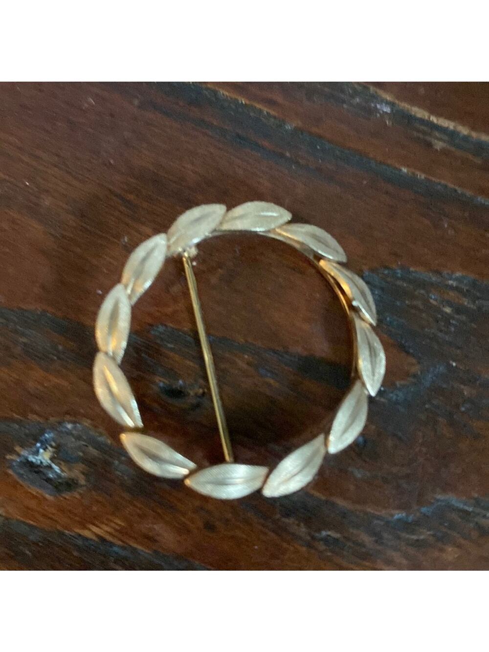 Van Dell 12 kgf circle leaf brooch